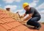 Remont dachu - „Dekarz naprawia dach z dachówki ceramicznej