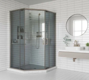 Kabina prysznicowa w małej i dużej łazience