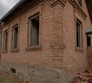 zabezpieczyć ściany murowane